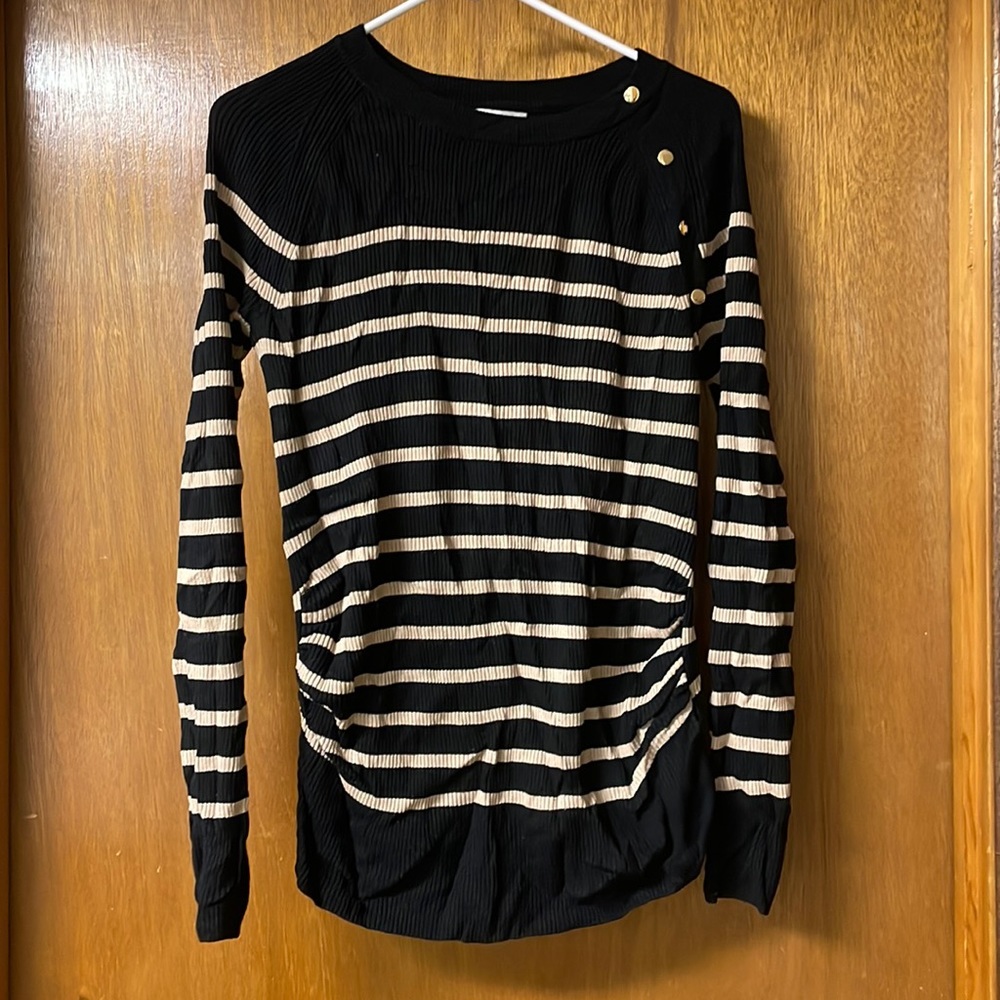 Black and Tan H&M maternity sweater